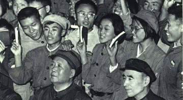 Estudantes membros da Guarda Vermelha em volta de Mao - Wikimedia Commons