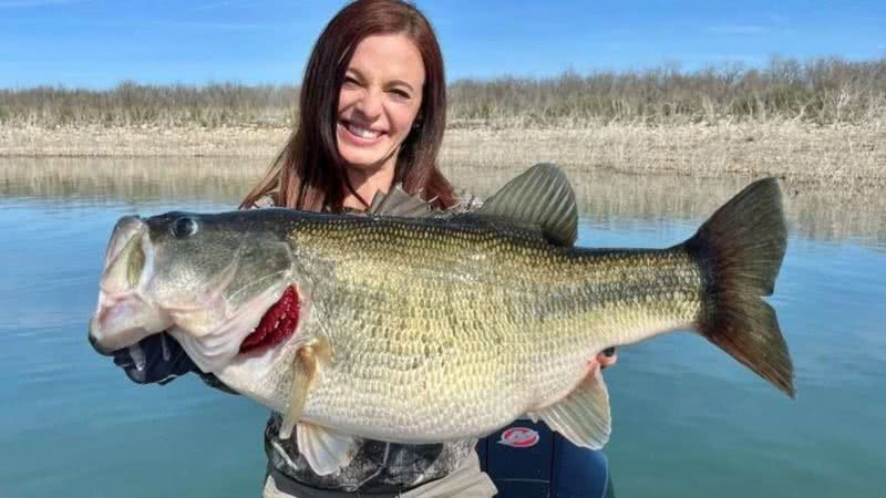 Lea Anne Powell exibe o peixe  que lhe rendeu o recorde mundial - Divulgação/IGFA