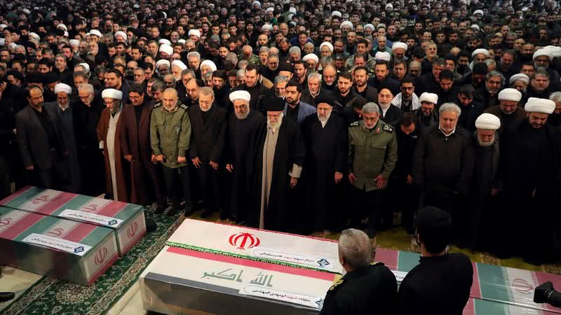 Ao centro, o aiatolá Ali Khamenei participa de funeral de Qassem Soleimani no Teerã - Site oficial de Ali Khamenei