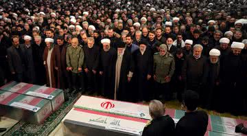 Ao centro, o aiatolá Ali Khamenei participa de funeral de Qassem Soleimani no Teerã - Site oficial de Ali Khamenei