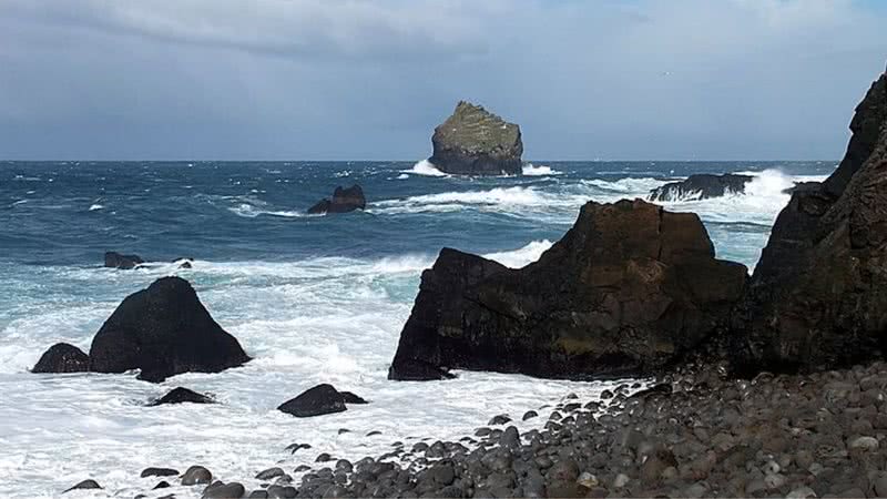 Praia em Reykjanes, na Islândia - Wikimedia Commons