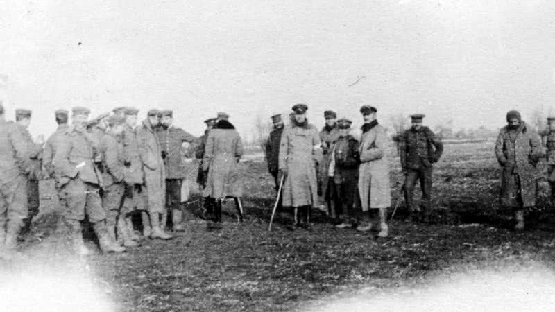 Tropas britânicas e alemãs reunidas na terra de ninguém - Domínio Público/ Robson Harold B/ Museu Imperial da Guerra