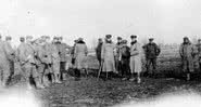 Tropas britânicas e alemãs reunidas na terra de ninguém - Domínio Público/ Robson Harold B/ Museu Imperial da Guerra