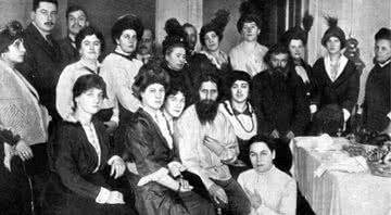 Rasputin rodeado por mulheres da alta classe russa - Wikimedia Commons