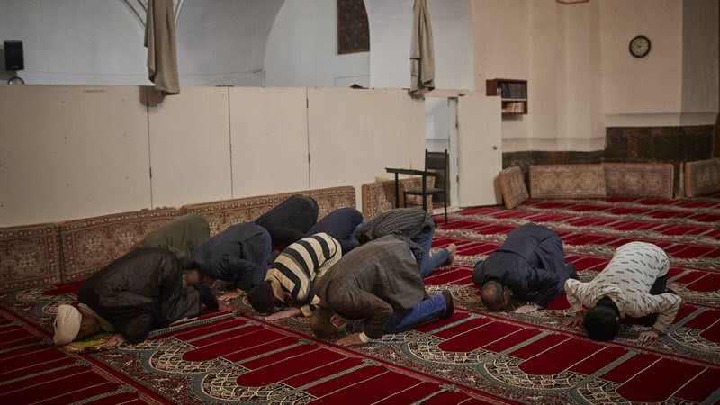 Pessoas orando durante o Ramadã - Getty Images