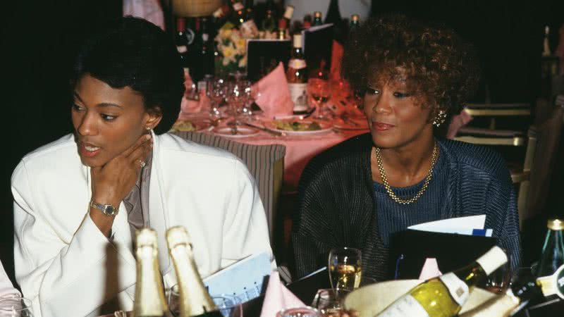 Robyn Crawford (à esq.) junto a Whitney Houston (à dir.) durante premiação - Getty Images