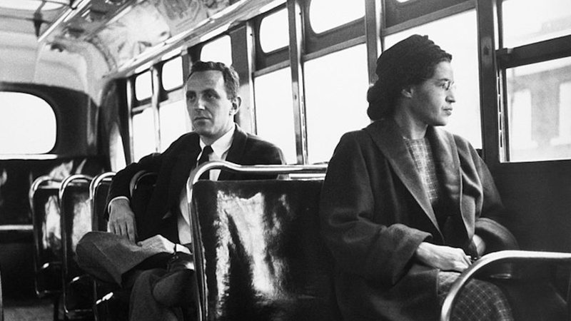 Rosa Parks reproduzindo a cena que mudou os rumos da História - Getty Images