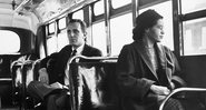 Rosa Parks reproduzindo a cena que mudou os rumos da História - Getty Images