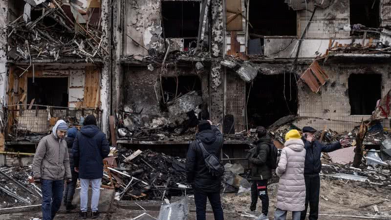 Construções bombardeadas pela Rússia, em Kiev, na Ucrânia - Getty Images