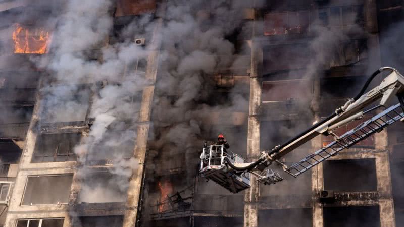 Prédio residencial atingido por bombas nesta terça-feira, em Kiev - Getty Images