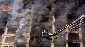 Prédio residencial atingido por bombas nesta terça-feira, em Kiev - Getty Images