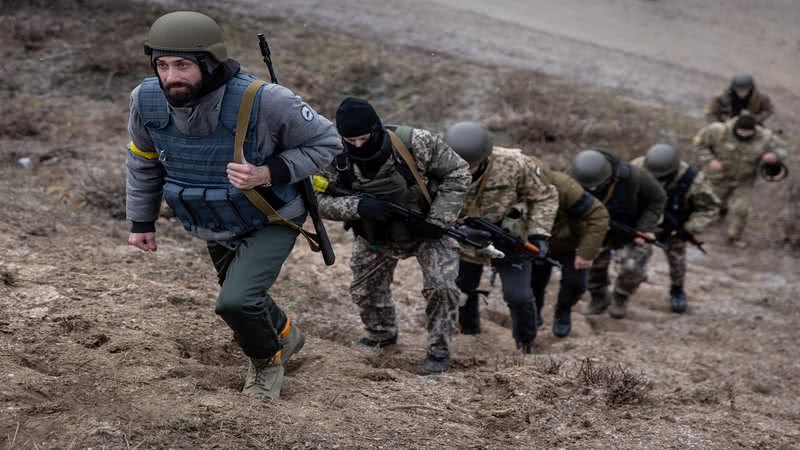 Militares e civis indo ao conflito - Getty Images