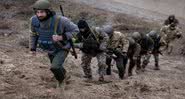 Militares e civis indo ao conflito - Getty Images