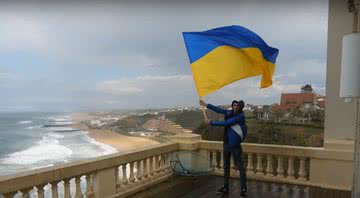 Trecho de vídeo que mostra ativista segurando bandeira da Ucrânia na mansão citada - Divulgação/ Youtube/ Russia Today