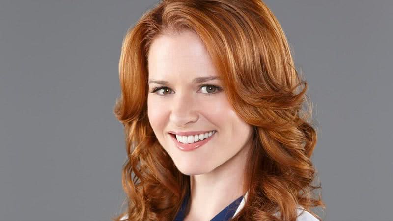 A atriz americana Sarah Drew em imagem de divulgação como Dra. April Kepner - Divulgação