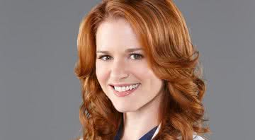 A atriz americana Sarah Drew em imagem de divulgação como Dra. April Kepner - Divulgação