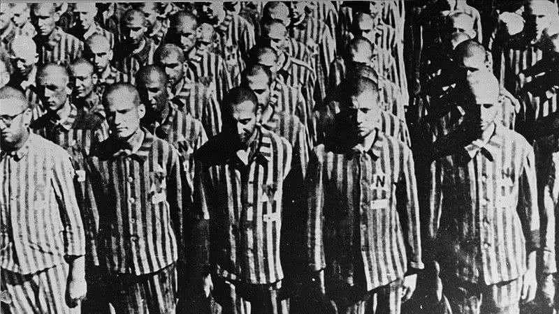 Prisioneiros do campo de concentração de Buchenwald, durante o período do Holocausto - Wikimedia Commons