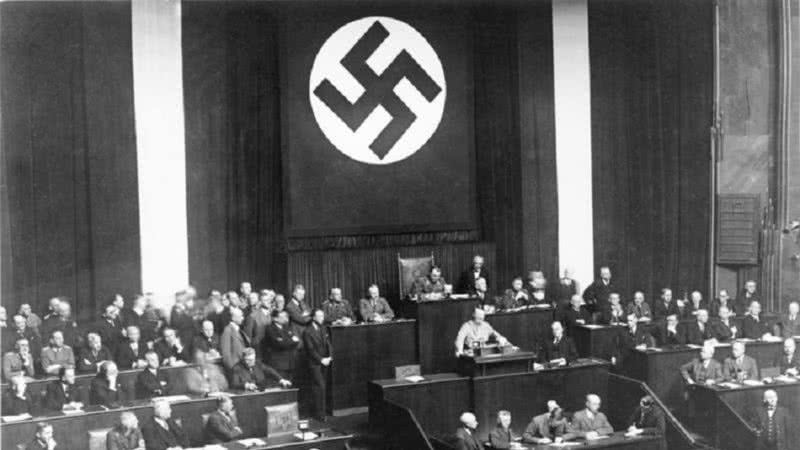 Hitler promovendo discurso sobre a Lei de Concessão de Plenos Poderes - Bundesarchiv