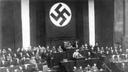 Hitler promovendo discurso sobre a Lei de Concessão de Plenos Poderes - Bundesarchiv