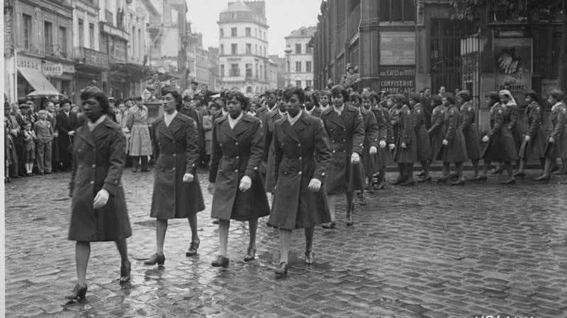 Mulheres do 6888º Batalhão do Diretório Postal Central - US National Archives and Records Administration via Domínio Público