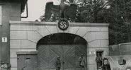 Entrada do campo de concentração de Dachau, em 1945 - Wikimedia Commons