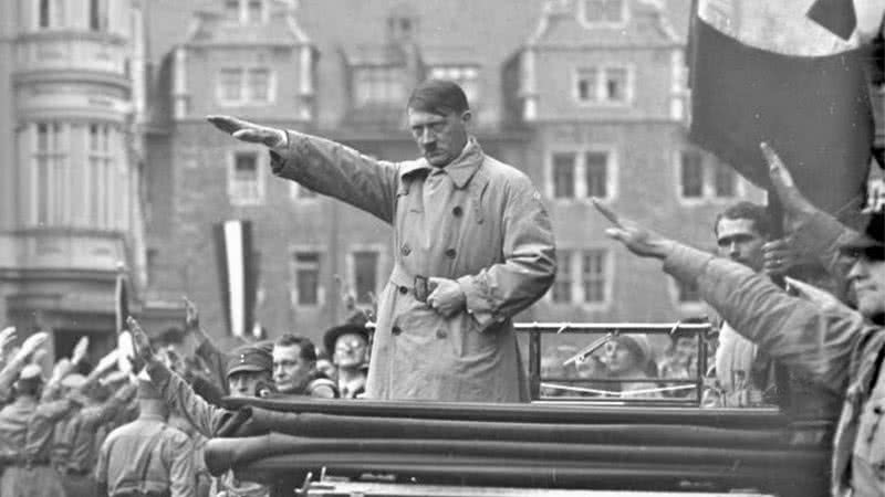 Adolf Hitler em um comício do Partido Nazista - Wikimedia Commons