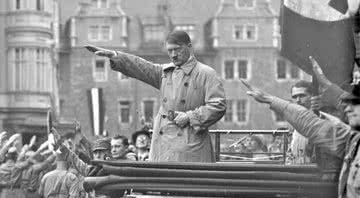 Adolf Hitler em um comício do Partido Nazista - Wikimedia Commons