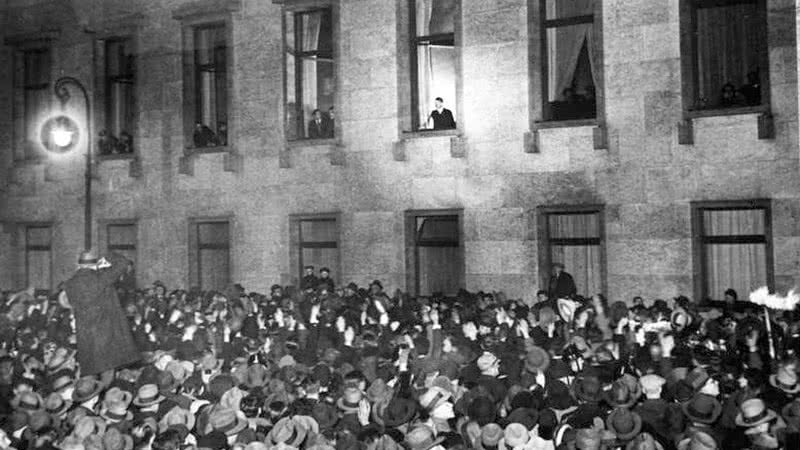 Fotografia de Hitler na janela da Chancelaria do Reich, em 30 de janeiro de 1933 - Wikimedia Commons