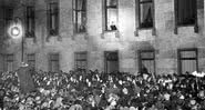 Fotografia de Hitler na janela da Chancelaria do Reich, em 30 de janeiro de 1933 - Wikimedia Commons