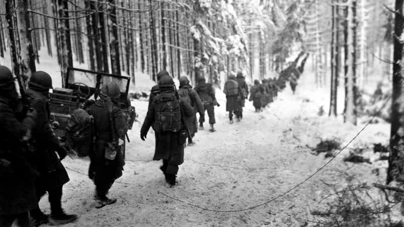 Tropas norte-americanas marchando na Floresta de Ardenas em janeiro de 1945 - Domínio Público/ Creative Commons/ Wikimedia Commons