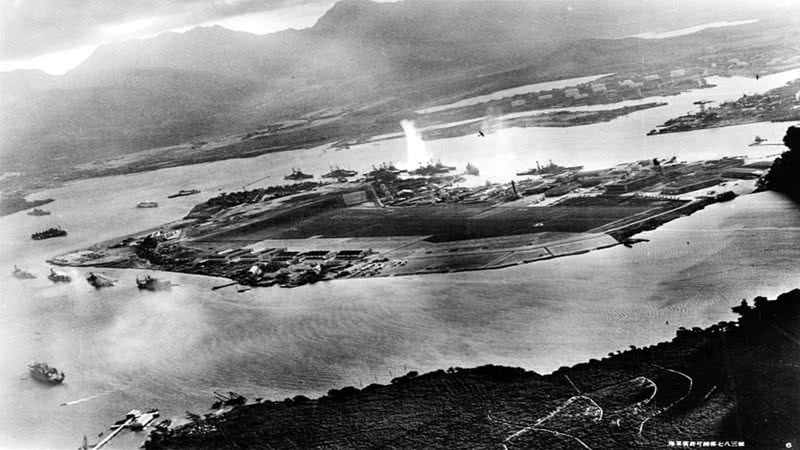 Fotografia mostrando uma das explosões em Pearl Harbor durante o bombardeio - Wikimedia Commons