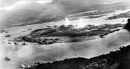 Fotografia mostrando uma das explosões em Pearl Harbor durante o bombardeio - Domínio Público/ Creative Commons/ Wikimedia Commons