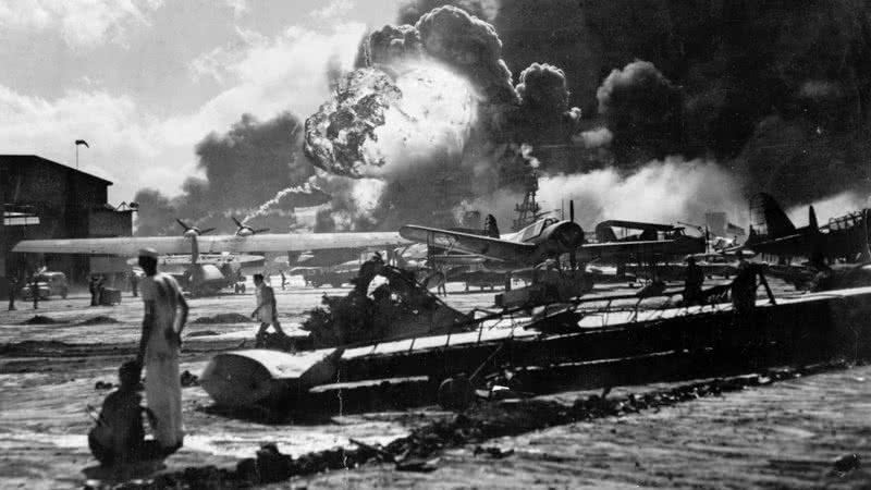 Fotografia de Pearl Harbor durante o ataque japonês - Getty Images