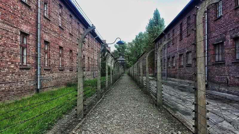 Fotografia meramente ilustrativa de campo de concentração de Auschwitz - Divulgação/ Pixabay/ lararcv