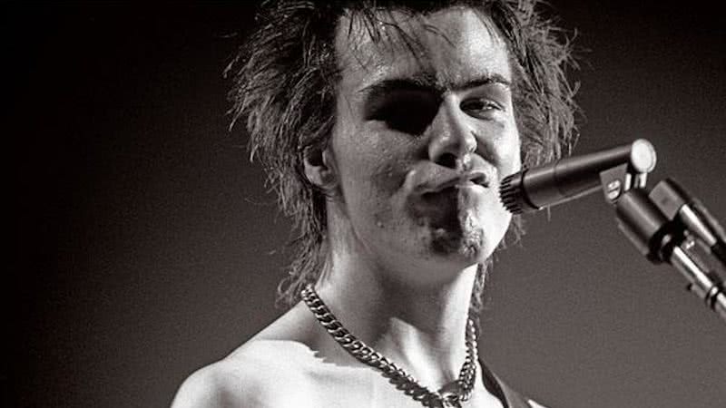 Foto de Sid Vicious em show dos Sex Pistols - Wikimedia Commons