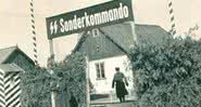 Um portal de Sobibor com uma placa escrita 'SS Sonderkommando' - United States Holocaust Memorial Museum