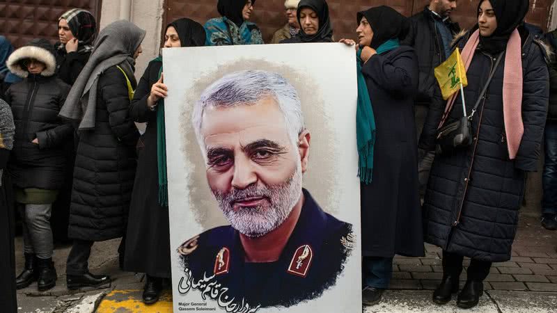 Manifestantes prestam condolências a Qasem Soleimani - Getty Images