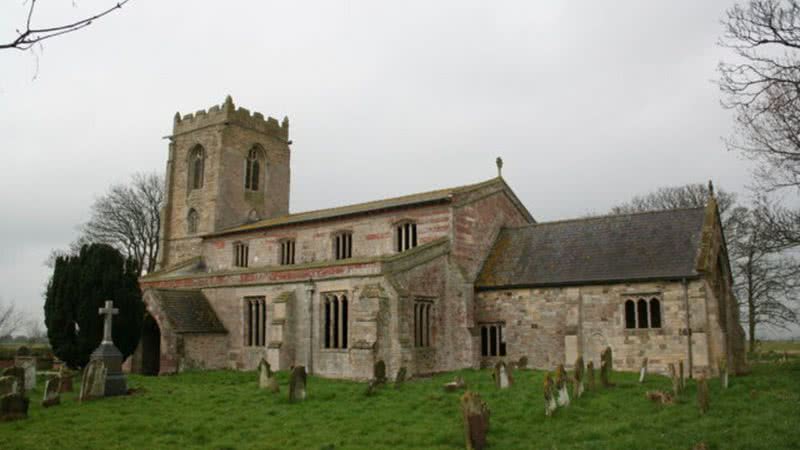 St Botolph's Church, na Inglaterra, conhecida como Igreja do Diabo - Wikimedia Commons