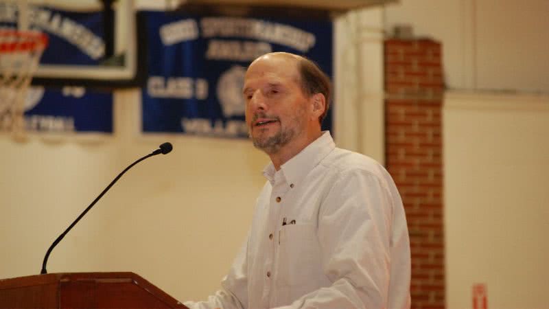 Fotografia de Steve Callahan durante palestra - North Yarmouth Academy/ Creative Commons/ Wikimedia Commons