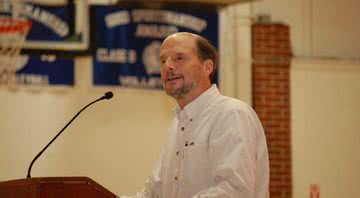 Fotografia de Steve Callahan durante palestra - North Yarmouth Academy/ Creative Commons/ Wikimedia Commons