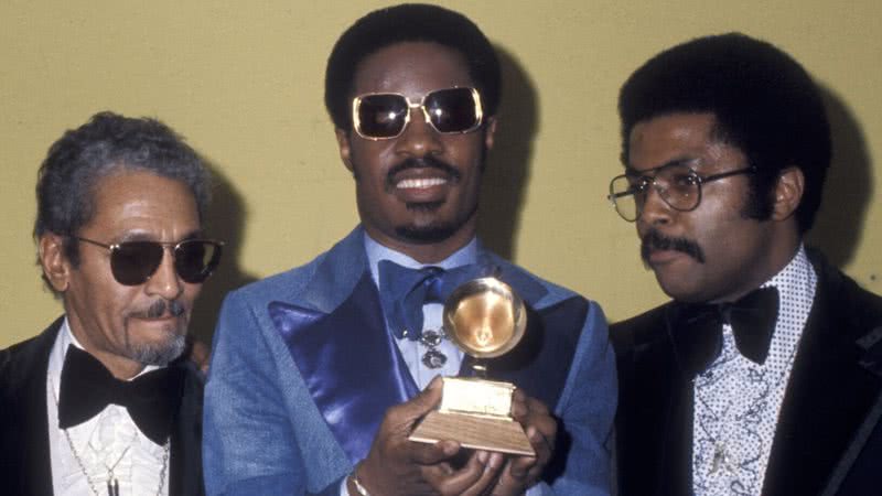 Stevie Wonder com um de seus inúmeros prêmios - Getty Images