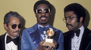 Stevie Wonder com um de seus inúmeros prêmios - Getty Images