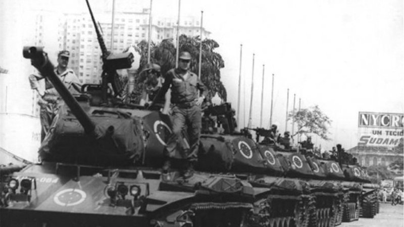 Tanques ocupando a Avenida Presidente Vargas, no Rio de Janeiro, em 1968 - Wikimedia Commons