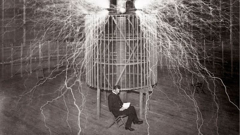 Nikola Tesla em seu laboratório em Colorado Springs - Getty Images