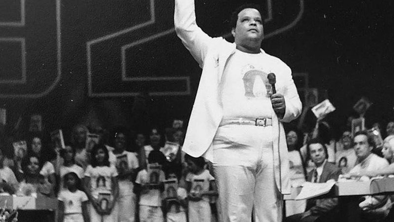 Tim Maia vestido de branco durante sua fase racional - Divulgação