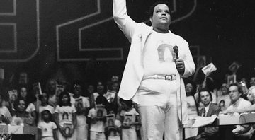 Tim Maia vestido de branco durante sua fase racional - Divulgação