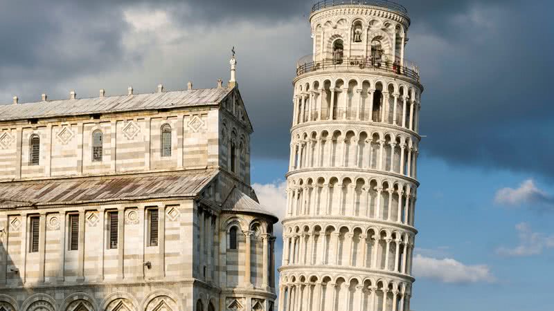 Comparada com a Igreja, fica clara a inclinação da Torre - Getty Images