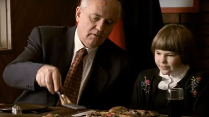 Parte do comercial onde Mikhail Gorbachev corta um pedaço de pizza para sua neta, Anastasia - Divulgação / YouTube /  Tom Darbyshire