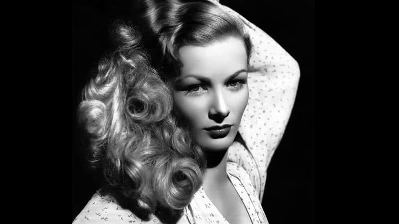 Veronica Lake com o braço sobre a cabeça, em ensaio fotográfico - Wikimedia Commons