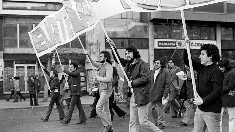 Provável última fotografia de Víctor Jara, em um comício do presidente Salvador Allende uma semana antes do golpe militar - Getty Images